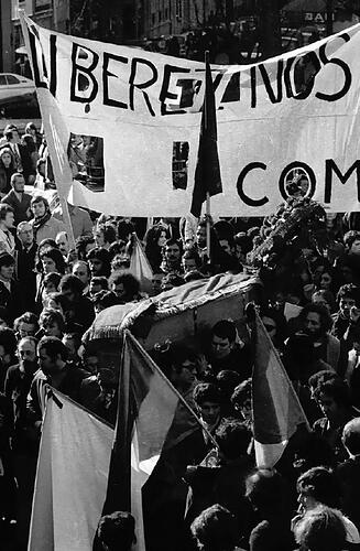 1972 年 3 月 4 日，被枪杀的毛主义工人奥维内的葬礼，20 万人在沉默中为他送行
