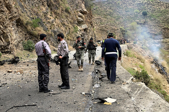 周二，安全人员在开普省检查自杀炸弹袭击现场。