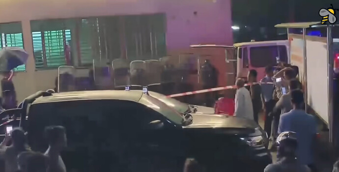 黑皮警察护送偷伐人员离开
