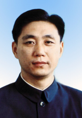 王洪文同志标准像