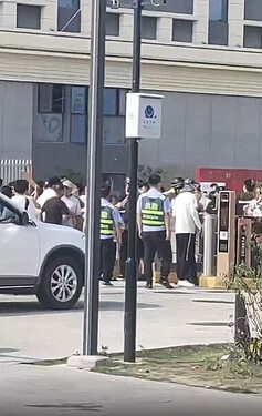 堵在大门前的受害者家属